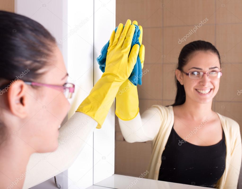 Cleaning bathroom mirror
