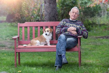 Köpek rahatlatıcı adam