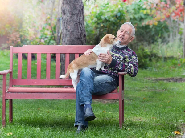 Hombre mayor con perro —  Fotos de Stock