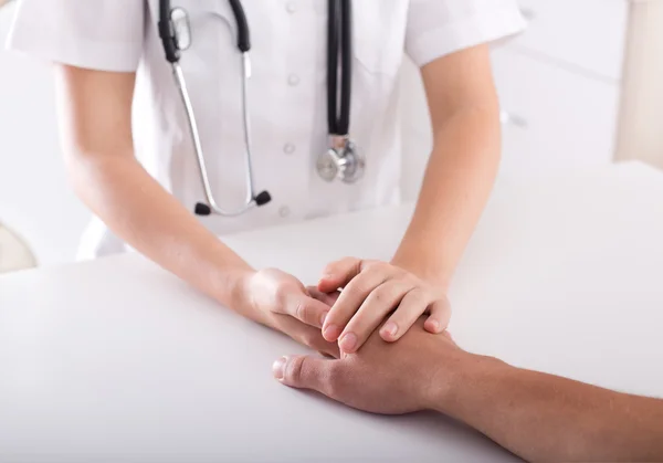 Hand des Arztes und des Patienten — Stockfoto