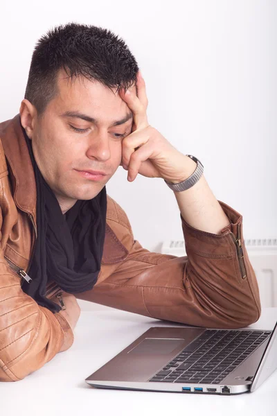 Homem entediado com laptop — Fotografia de Stock