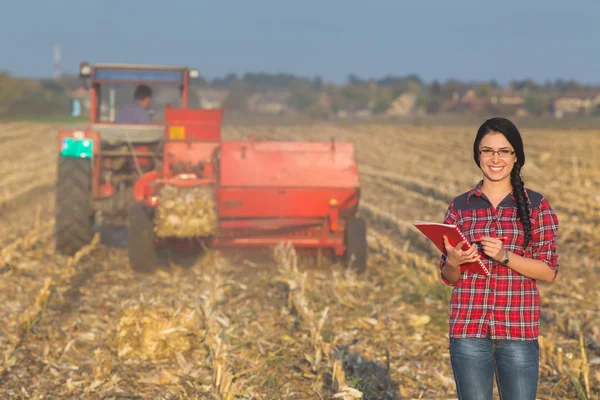 Frau auf dem Feld — Stockfoto