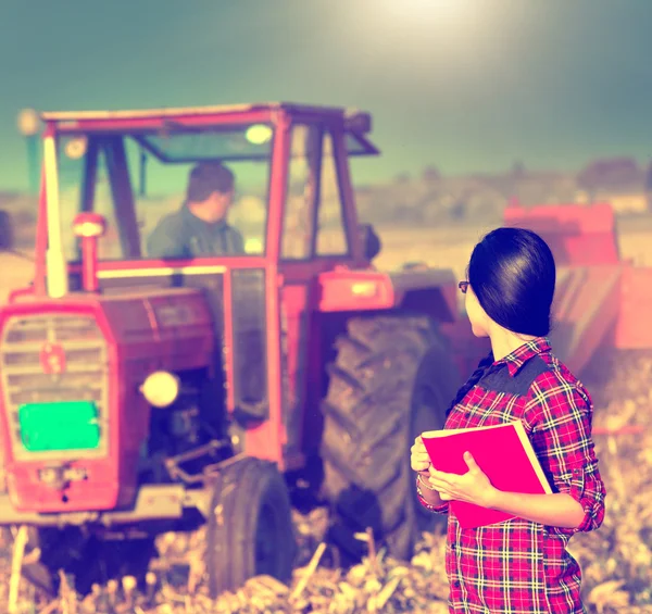 Mujer en el campo — Foto de Stock