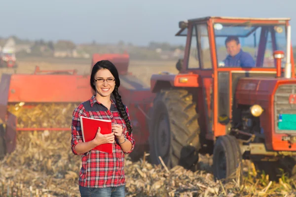 Vrouw in het veld — Stockfoto