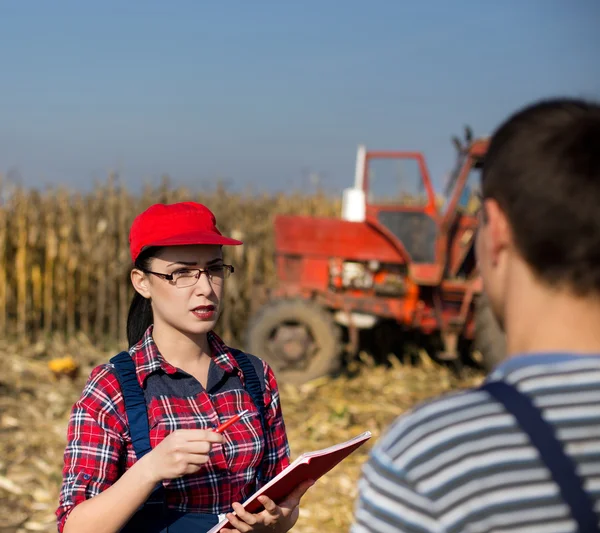 Mulher agrônomo e agricultor no campo — Fotografia de Stock