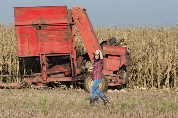 Campesina en campo de maíz — Foto de Stock