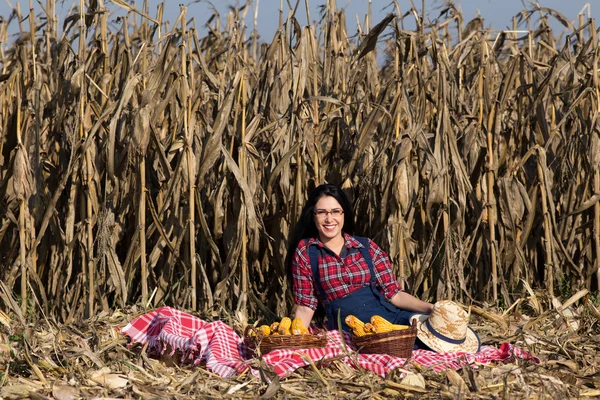 Woman in corn field — Stock Photo, Image
