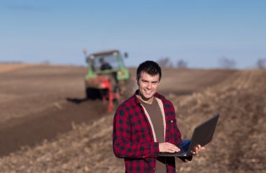 Dizüstü bilgisayar alanında çiftçi