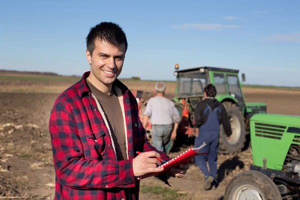 Agricultor com tratores em campo — Fotografia de Stock