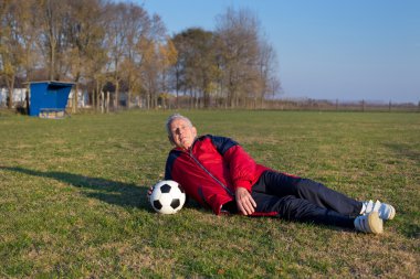 Üst düzey futbol oyuncusu çimenlerin üzerinde