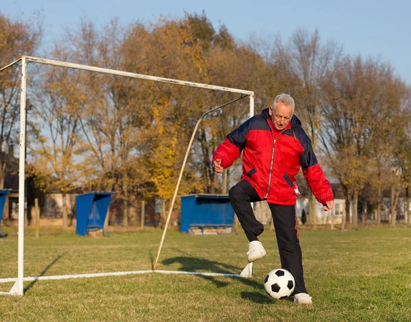 Vieil homme jouant au football — Photo