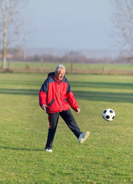 Vieil homme jouant au football — Photo