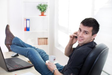 Kahve molası ofiste adam