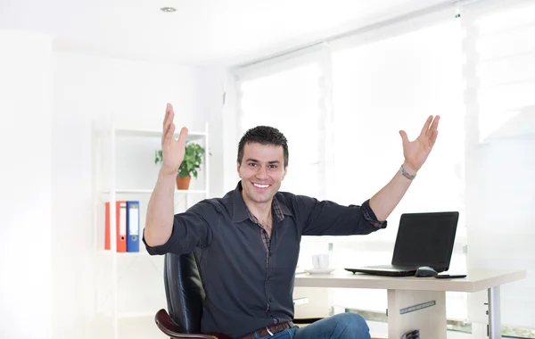 Empresário alegre no cargo com braços levantados — Fotografia de Stock