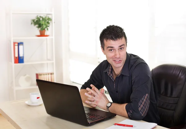 Lustiger Mann mit Laptop am Schreibtisch — Stockfoto