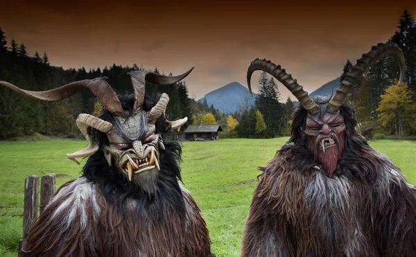 Máscaras tradicionais alpinas de Krampus — Fotografia de Stock