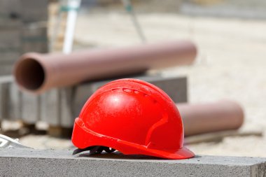 Kask inşaat sahasında