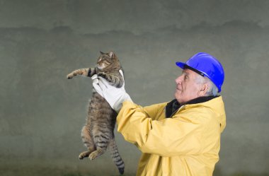 Yaşlı adam tahlisiye kedi