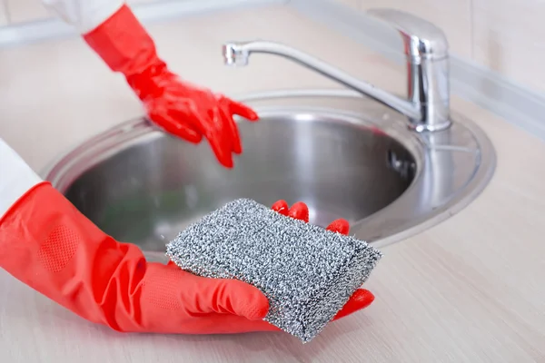 Frau putzt Küchenspüle — Stockfoto