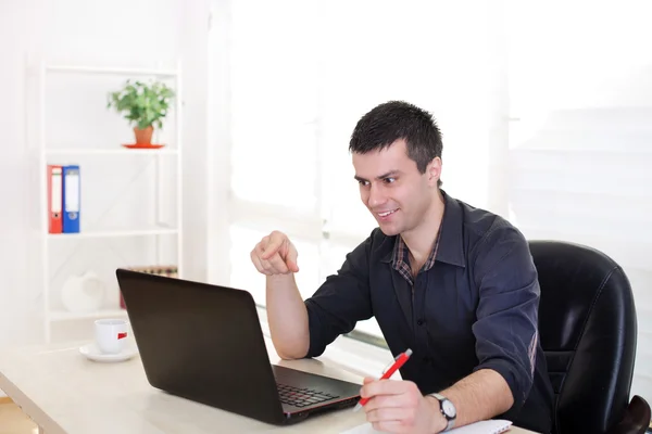 Geschäftsmann mit Laptop am Schreibtisch — Stockfoto