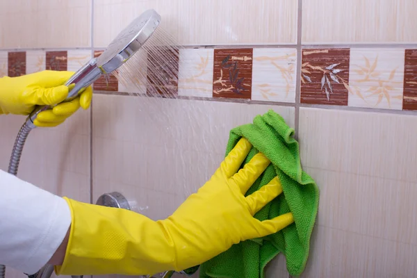 Woman cleaning tiles in bathroom — Stock Photo, Image