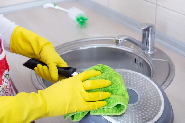 Woman cleaning frying pan — Stock Photo, Image