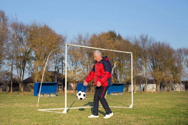 Vieil homme jouant au football — Photo