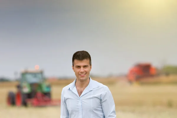 Uomo d'affari in campo durante il raccolto — Foto Stock