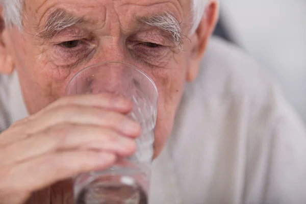老人喝水 — 图库照片