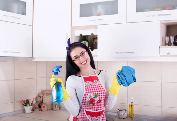 Mujer feliz limpieza cocina — Foto de Stock