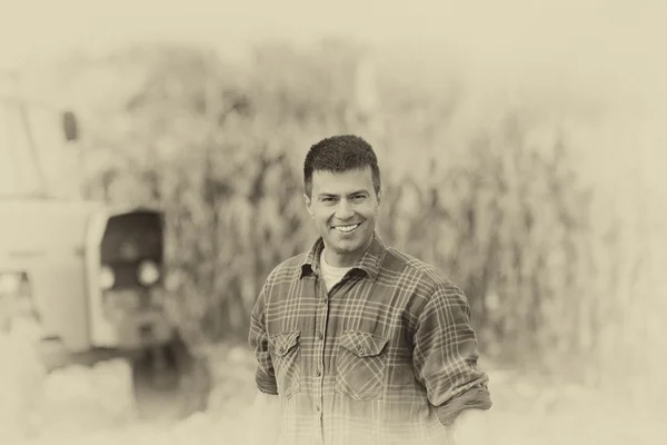 Farmer on corn field — Stock Photo, Image
