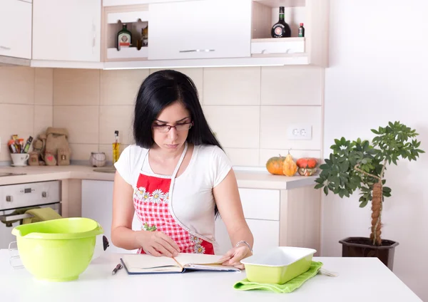 Woman reading recipe — Stock Photo, Image