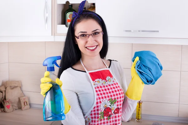 Mujer feliz limpieza cocina — Foto de Stock