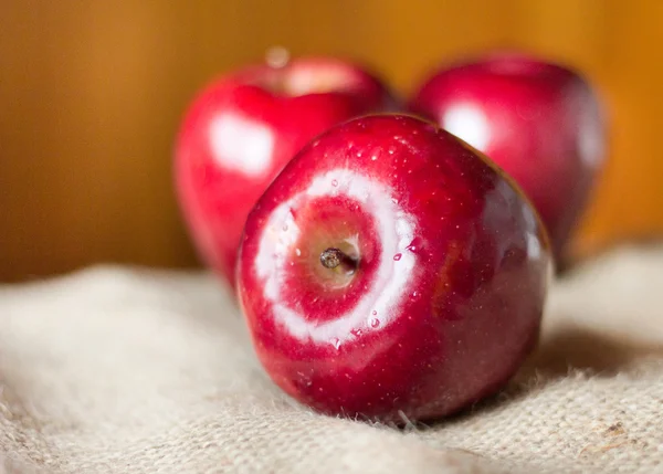 Manzanas rojas en el saco — Foto de Stock