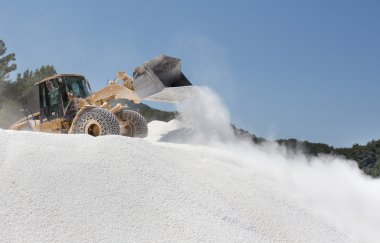Mermer ocağında çalışan buldozer