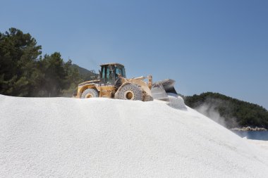 Mermer ocağında çalışan buldozer