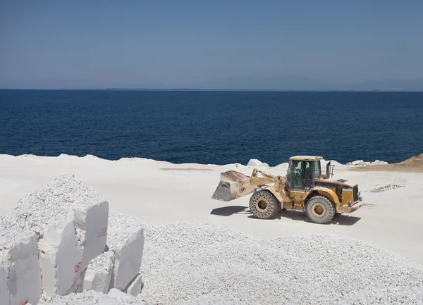 Bulldozer en la cantera de mármol en la isla —  Fotos de Stock