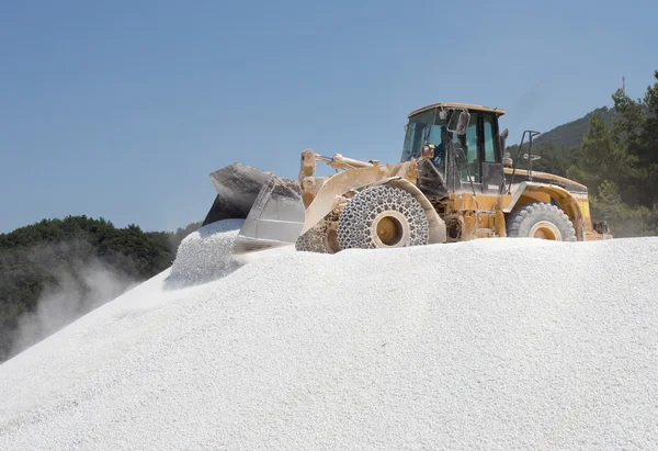 Bulldozer che lavora alla cava di marmo — Foto Stock