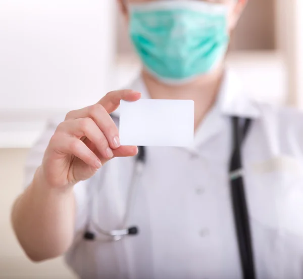 Médica mostrando cartão de visita em branco — Fotografia de Stock