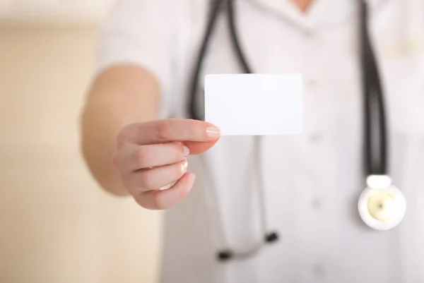 Médica mostrando cartão de visita em branco — Fotografia de Stock