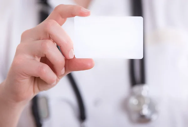 Γυναίκα γιατρό δείχνει κενός επαγγελματική κάρτα — Φωτογραφία Αρχείου