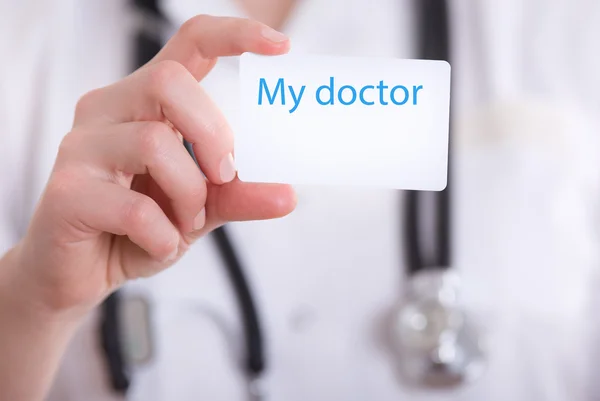 Médica mostrando cartão de visita — Fotografia de Stock