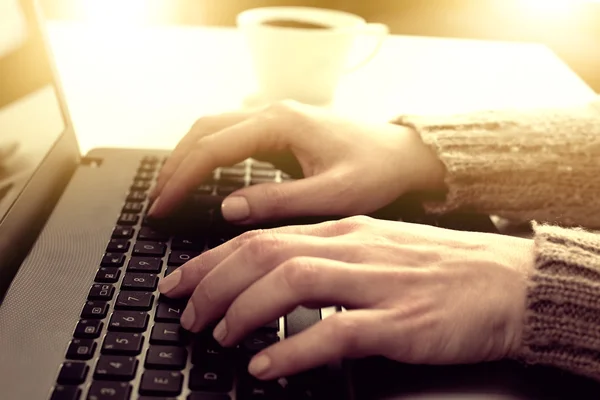 Woman working on laptop — Stock Photo, Image