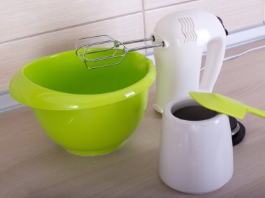 Tezgah üzerinde mutfak gereçleri