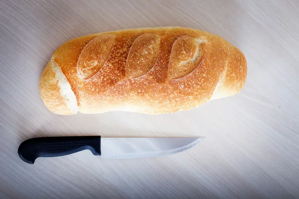 White bread with knife — Stock Photo, Image