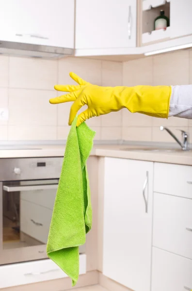 Рука с грязной шваброй на кухне — стоковое фото