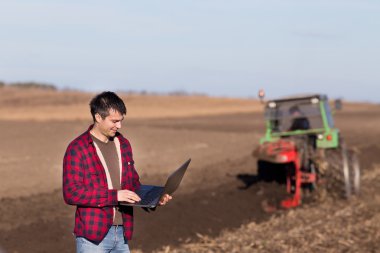 Dizüstü bilgisayar alanında çiftçi