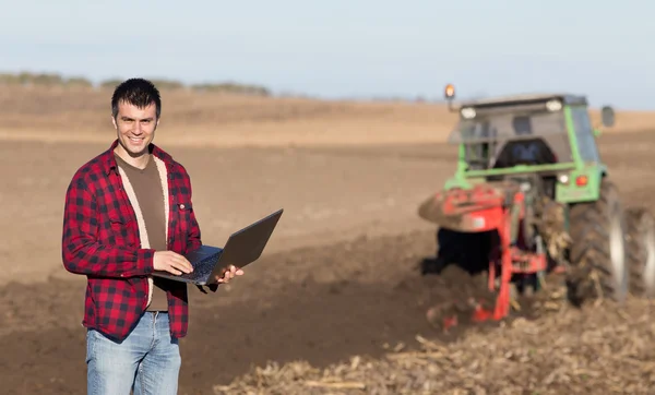 Landwirt mit Laptop auf dem Feld — Stockfoto
