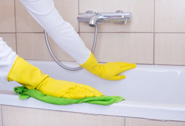 Woman cleaning bathtub — Stock Photo, Image