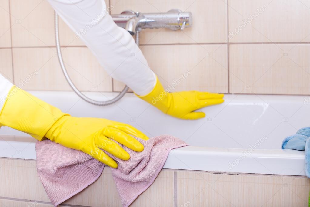 Чем почистить акриловую ванну в домашних. Мытье ванной комнаты. Уборка ванны. Уборка санузла. Клининг ванной комнаты.